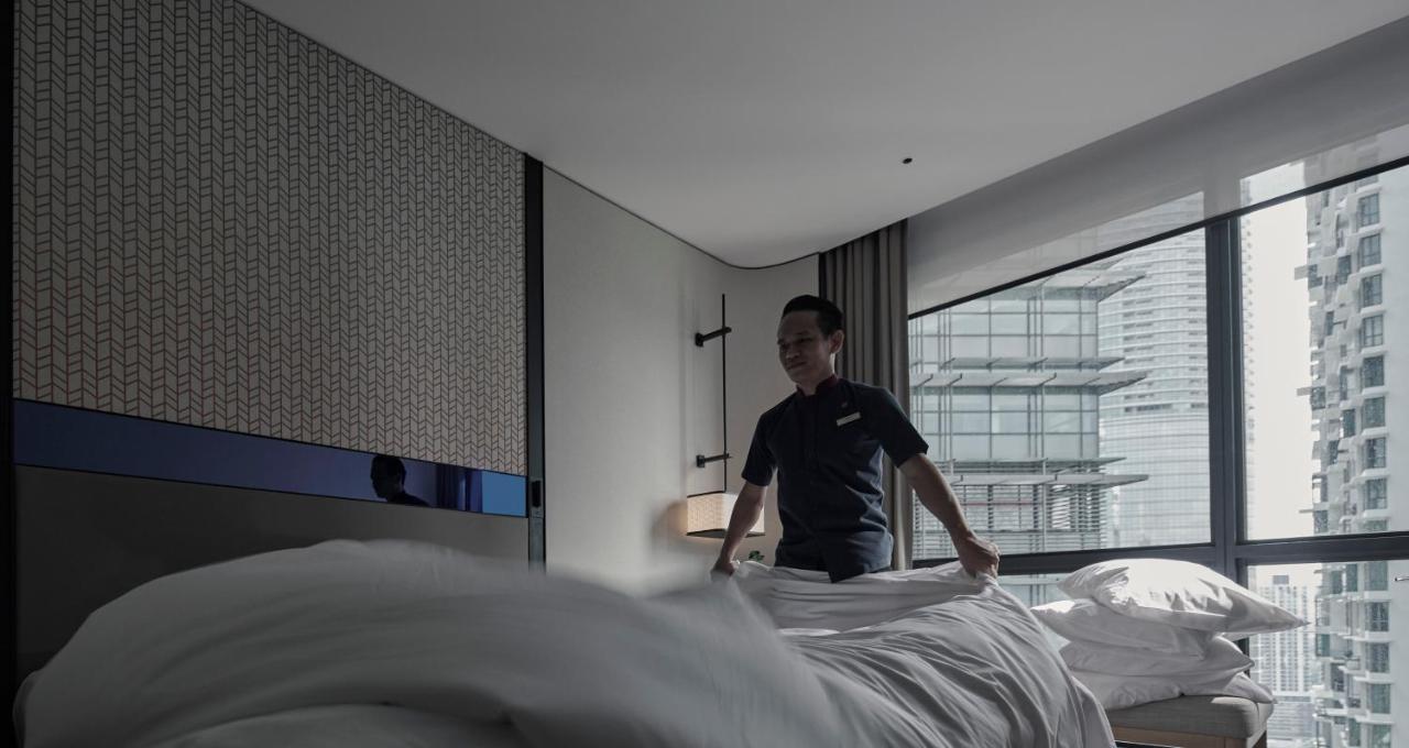 Отель Amari Куала-Лумпур Экстерьер фото A hotel housekeeper making a bed