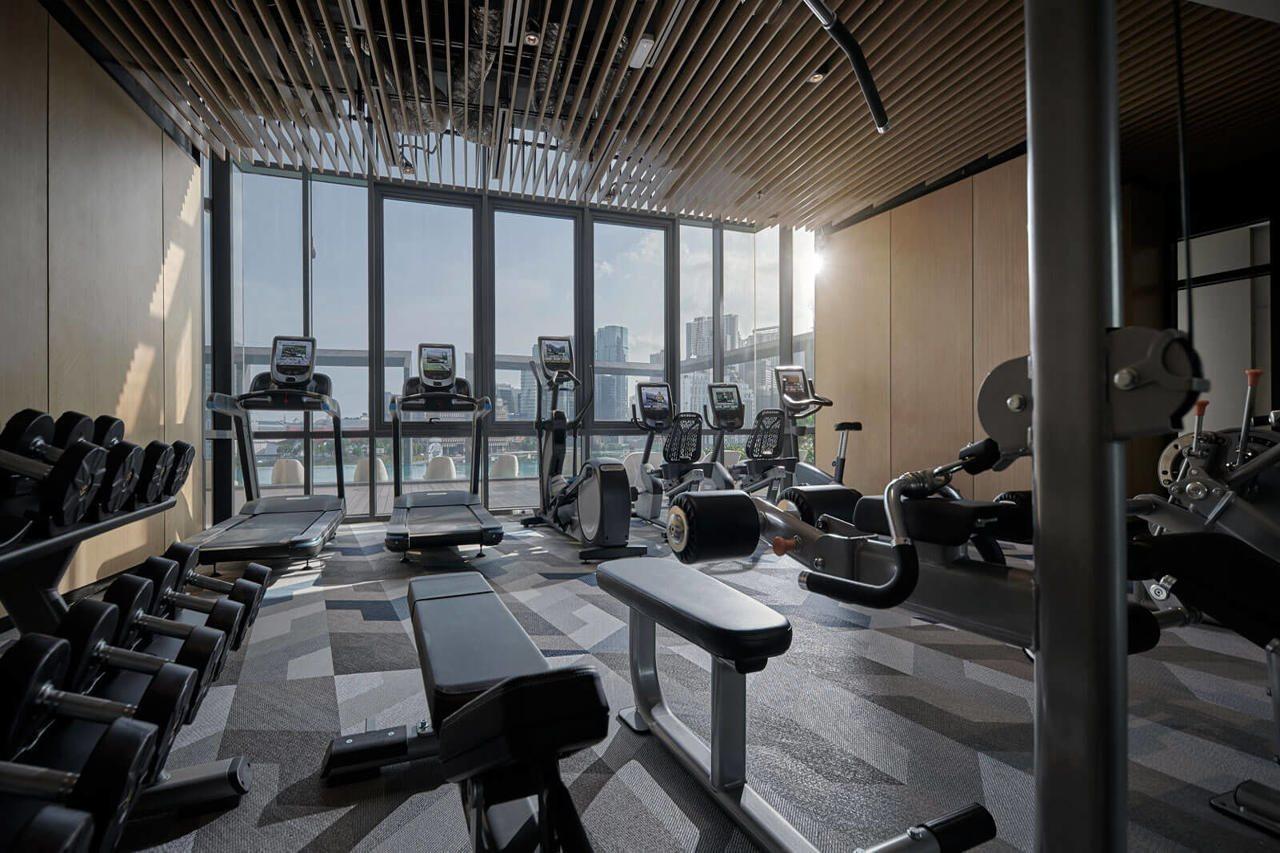 Отель Amari Куала-Лумпур Экстерьер фото The gym at the hotel